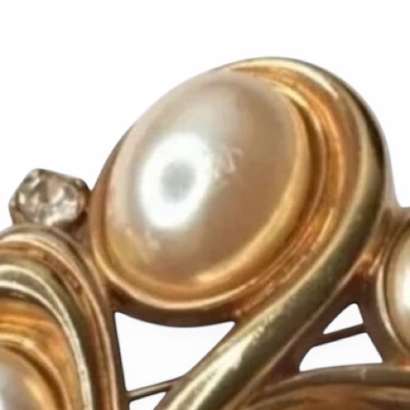 Vintage MONET Gold-Tone Faux Pearl & Rhinestone Brooch - Rare - Picture 6 of 12